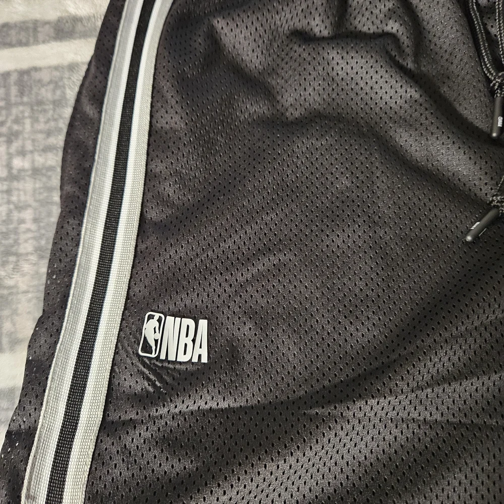 NBA Heritage Trainer Shorts Men’s L Black White Stripe – Above the Knee